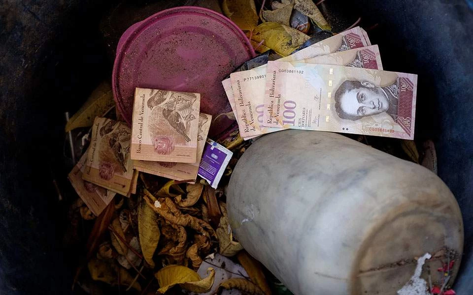 Στα σκουπίδια πετούν το νόμισμά τους οι Βενεζουελάνοι (Εικόνες)